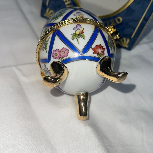 My Treasure Porcelain Fabulous Egg White w/Flowers Blue Lines Trinket Box - Picture 5 of 6